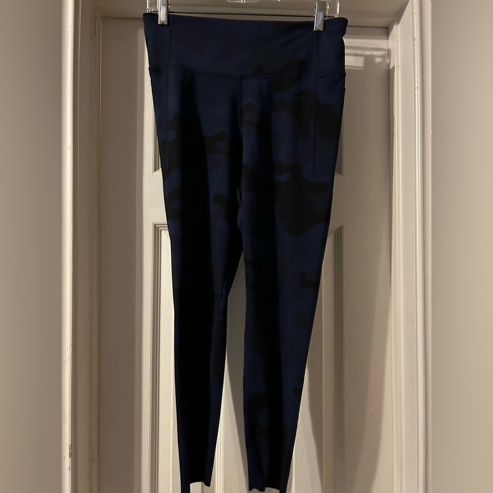 Gapfit size medium. Navy/black camo. 7/8 length.